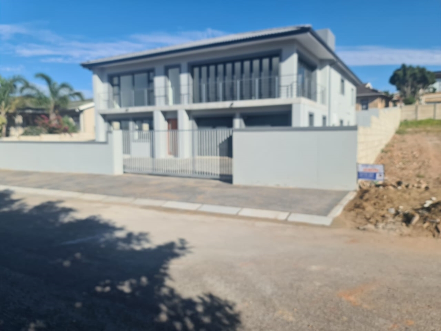To Let 5 Bedroom Property for Rent in Wavecrest Eastern Cape